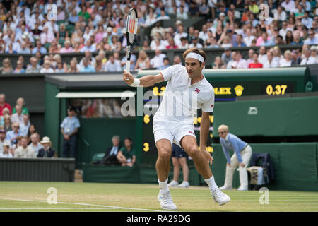 06 luglio 2018. Il torneo di Wimbledon Tennis Championships 2018 tenutosi presso il All England Lawn Tennis e Croquet Club di Londra, Inghilterra, Regno Unito. Roger Federer (SU Foto Stock