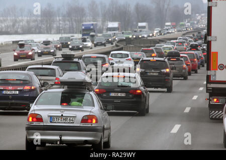 10.02.2018, Bayern, Holzkirchen, Deutschland, hohes Verkehrsaufkommen auf der A8. 00S180210D103CARO.JPG [modello di rilascio: non applicabile, proprietà RELEA Foto Stock