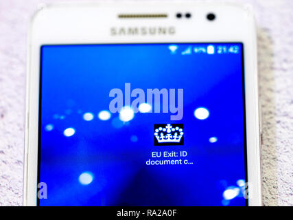 Uscita dell'UE documento identificativo controllare App (applicazione) icona su uno schermo di cellulare sviluppato dall'ufficio a casa per essere utilizzato per applicare per il Regno Unito per liquidare lo stato Foto Stock