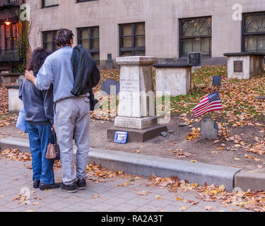 Un paio di Paul Revere la sua tomba presso il vecchio granaio di seppellimento di massa, Tremont Street, Boston, MA Foto Stock