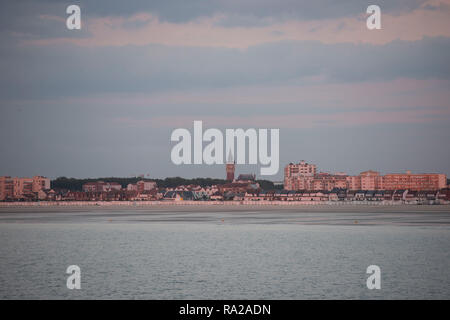 Vista generale della città di Calais, Francia come visto da un traghetto in partenza. Foto Stock