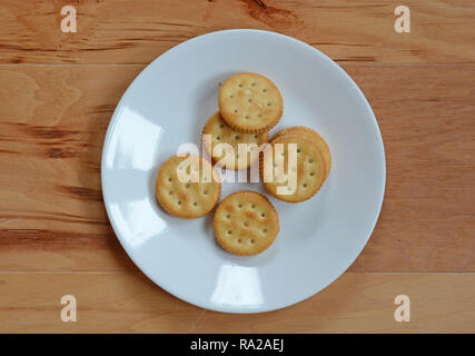 Close-up di cracker impilati su una piastra Foto Stock