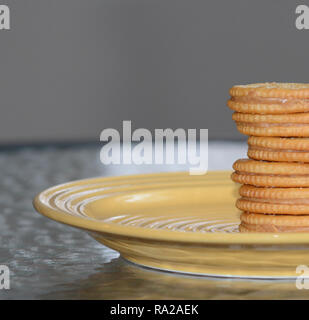 Close-up di cracker impilati su una piastra Foto Stock