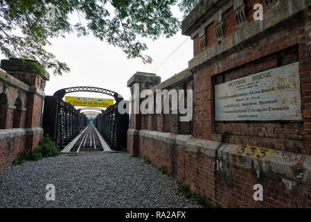 Kuala Kangsar, Malesia - 21 Giugno 2018: Singola via ferrovia Ponte Victoria si trova a Kuala Kangsar, si trova accanto a Sungai Perak, Malesia - uno dei th Foto Stock