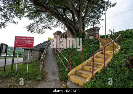 Kuala Kangsar, Malesia - 21 Giugno 2018: Singola via ferrovia Ponte Victoria si trova a Kuala Kangsar, si trova accanto a Sungai Perak, Malesia - uno dei th Foto Stock