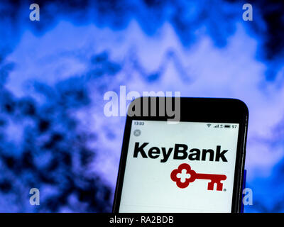 KeyBank Retail banking company logo che si vede visualizzato sul telefono intelligente Foto Stock