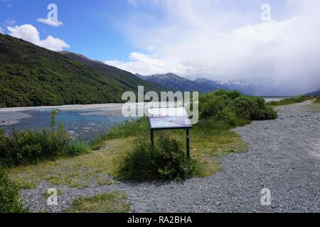 Vista nebbiosa della Nuova Zelanda, il Sud delle Alpi presso la sorgente del fiume Waimakariri Foto Stock