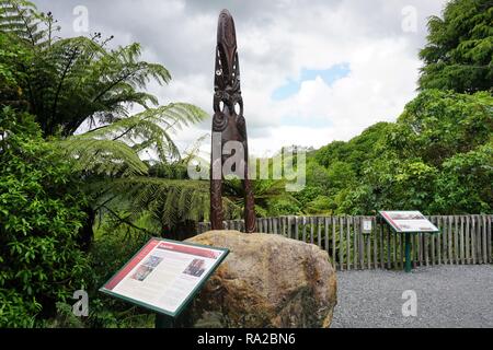 Maori Carving in corrispondenza di un punto di visualizzazione in Valle Waimangu, Nuova Zelanda Foto Stock
