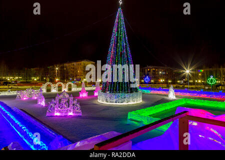 Città di ghiaccio costruita per il Natale in piazza del paese Foto Stock