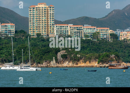 Gli appartamenti di lusso di Vista corte e Avenue si affacciano su Tim Shue Wan in Discovery Bay, l'Isola di Lantau. Foto Stock