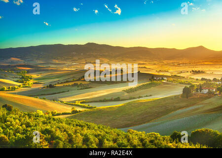 Campagna toscana misty panorama, colline e prati verdi sul tramonto. Pisa Italia, Europa Foto Stock