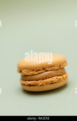 Vintage color pastello amaretti francesi o macarons su sfondo verde Foto Stock