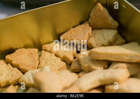 Closeup photo biscotti di Natale nella struttura ad albero di natale forma. Il concetto di tradizione Foto Stock