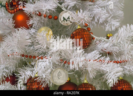 Ethereum, Monero, Bitcoin e Natale e Anno Nuovo ethereum argento. Ethereum Cryptocurrency su di un albero di Natale Foto Stock