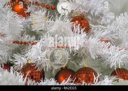 Ethereum, Monero, Bitcoin nel retro e Natale e Anno Nuovo ethereum oro. Ethereum Cryptocurrency su di un albero di Natale Foto Stock