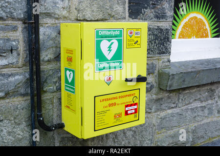 Defibrillatore installato al di fuori di un negozio a Betws y Coed Galles del Nord per uso da parte del pubblico nel trattamento di attacco di cuore i pazienti forniti da Ashley Jolly Foto Stock
