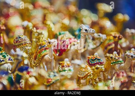 Vista ravvicinata di souvenir di cammelli in vendita al souq di Muscat, Sultanato di Oman. Foto Stock