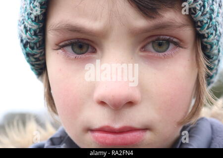 Primo piano di un arrabbiato green eyed ragazza con una grande tristezza Foto Stock