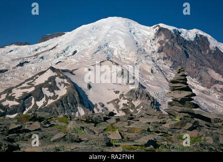 WA15636-00...WASHINGTON - Cairn sul vertice della seconda Burroughs nel Sunrise area del monte Rainier National Park. Foto Stock