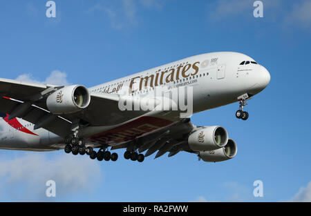 Un Emirates Airbus A380 aereo di linea di passeggeri, n. di serie A6-EDA, avvicinando la pista presso l'aeroporto internazionale di Birmingham, West Midlands, Regno Unito. Foto Stock