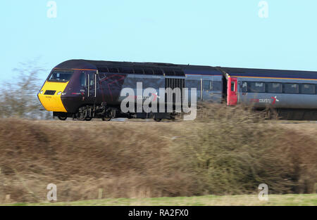 Intercity 125 Treno ad alta velocità classe 43 locomotive diesel, numero 43304, viaggiando attraverso Staffordshire in Inghilterra. Foto Stock