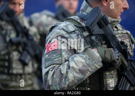 Bucarest, Romania - 1 Dicembre 2018: soldati turchi, tenendo MPT 76 fucili d'assalto (7.62x51 mm NATO), per prendere parte alla nazionale rumeno milit giorno Foto Stock