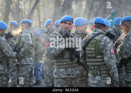 Bucarest, Romania - 1 Dicembre 2018: soldati turchi, tenendo MPT 76 fucili d'assalto (7.62x51 mm NATO), per prendere parte alla nazionale rumeno milit giorno Foto Stock