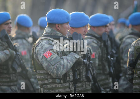 Bucarest, Romania - 1 Dicembre 2018: soldati turchi, tenendo MPT 76 fucili d'assalto (7.62x51 mm NATO), per prendere parte alla nazionale rumeno milit giorno Foto Stock