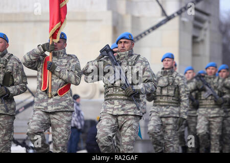 Bucarest, Romania - 1 Dicembre 2018: soldati turchi, tenendo MPT 76 fucili d'assalto (7.62x51 mm NATO), per prendere parte alla nazionale rumeno milit giorno Foto Stock