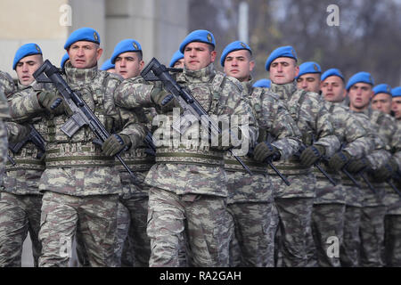 Bucarest, Romania - 1 Dicembre 2018: soldati turchi, tenendo MPT 76 fucili d'assalto (7.62x51 mm NATO), per prendere parte alla nazionale rumeno milit giorno Foto Stock