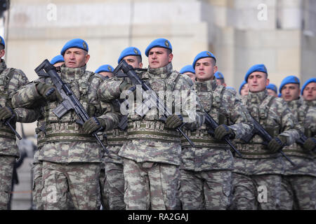 Bucarest, Romania - 1 Dicembre 2018: soldati turchi, tenendo MPT 76 fucili d'assalto (7.62x51 mm NATO), per prendere parte alla nazionale rumeno milit giorno Foto Stock