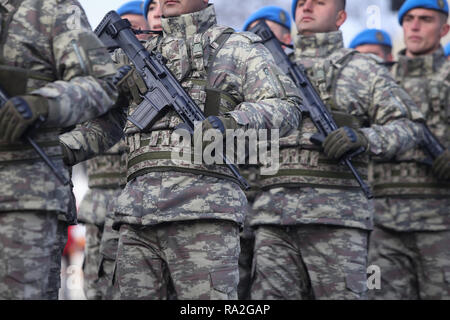 Bucarest, Romania - 1 Dicembre 2018: soldati turchi, tenendo MPT 76 fucili d'assalto (7.62x51 mm NATO), per prendere parte alla nazionale rumeno milit giorno Foto Stock