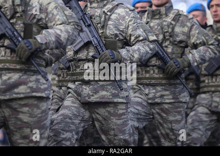 Bucarest, Romania - 1 Dicembre 2018: soldati turchi, tenendo MPT 76 fucili d'assalto (7.62x51 mm NATO), per prendere parte alla nazionale rumeno milit giorno Foto Stock