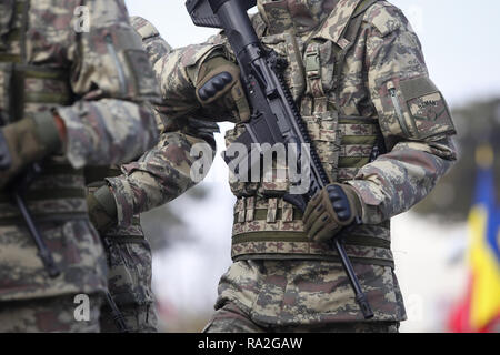 Bucarest, Romania - 1 Dicembre 2018: soldati turchi, tenendo MPT 76 fucili d'assalto (7.62x51 mm NATO), per prendere parte alla nazionale rumeno milit giorno Foto Stock