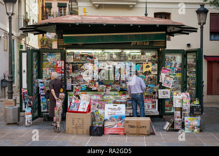 Riviste e quotidiani in vendita su un chiosco newsstand​ nella Città Vecchia di Valencia, Spagna. Foto Stock