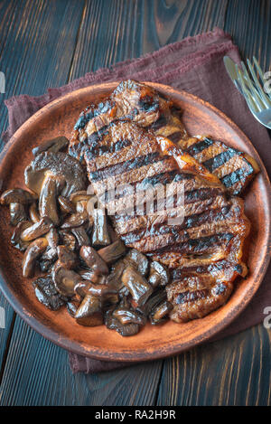 Bistecca di manzo con funghi porcini Foto Stock