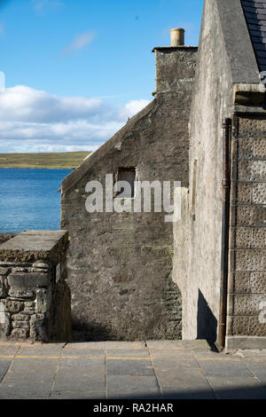 Dettagli architettonici dello stock abitativo nel centro di Lerwick, isole Shetland, Scozia in una giornata di sole che si affaccia sul mare Foto Stock