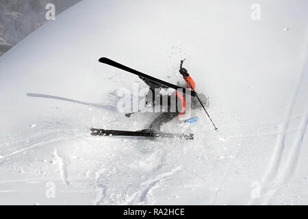 05.02.2018, Suedtirol, Riscone, Italien, Junge stuerzt beim Skifahren. 00S180205D044CARO.JPG [modello di rilascio: sì, la proprietà di rilascio: Non applicabile ( Foto Stock