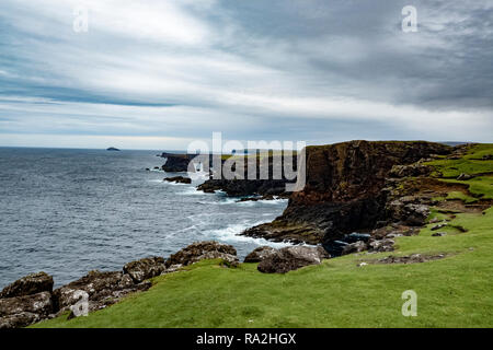 La rocciosa e selvaggia costa settentrionale del Nord Roe distretto delle isole Shetland rivolta verso la potenza dell'Oceano Atlantico Foto Stock