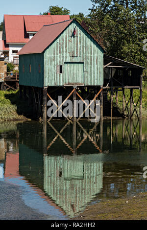 Un vecchio legno barca stilt house sul martello Slough a Pietroburgo, Mitkof Island, Alaska. Pietroburgo estinta da immigrato norvegese Peter Buschmann è nota come Piccola Norvegia a causa della elevata percentuale di persone di origine scandinava. Foto Stock