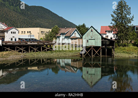 Un vecchio legno barca stilt house sul martello Slough a Pietroburgo, Mitkof Island, Alaska. Pietroburgo estinta da immigrato norvegese Peter Buschmann è nota come Piccola Norvegia a causa della elevata percentuale di persone di origine scandinava. Foto Stock