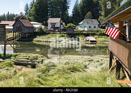 Il vecchio legno case stilt sul martello Slough a Pietroburgo, Mitkof Island, Alaska. Pietroburgo estinta da immigrato norvegese Peter Buschmann è nota come Piccola Norvegia a causa della elevata percentuale di persone di origine scandinava. Foto Stock