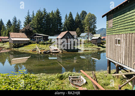 Il vecchio legno case stilt sul martello Slough a Pietroburgo, Mitkof Island, Alaska. Pietroburgo estinta da immigrato norvegese Peter Buschmann è nota come Piccola Norvegia a causa della elevata percentuale di persone di origine scandinava. Foto Stock