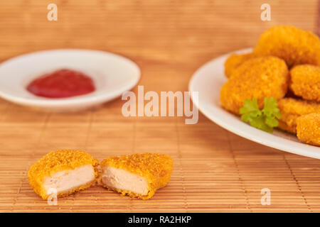 Deliziosa Fried Chicken Nuggets con salsa Foto Stock