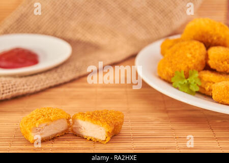 Deliziosa Fried Chicken Nuggets con salsa Foto Stock