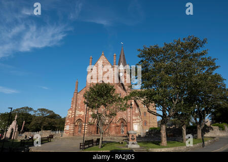 Facciata di San Magnus Cathedral a Kirkwall, Continentale, Orkney Islands come il sole comincia a set. Foto Stock