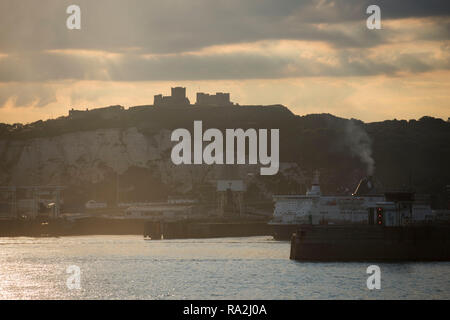 Viste generali del Porto di Dover, England, Regno Unito come visto da un traghetto in partenza. Foto Stock