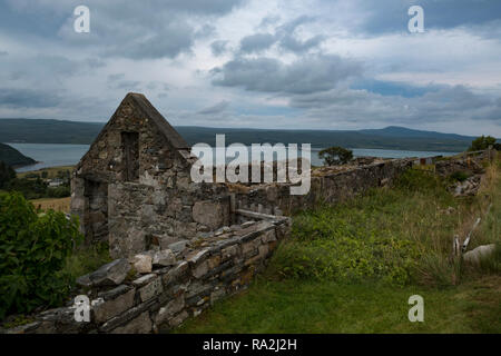 Un abbandonato la rovina di Croft house si affaccia sul Kyle della linguetta nelle Highlands scozzesi della Scozia in un giorno nuvoloso Foto Stock