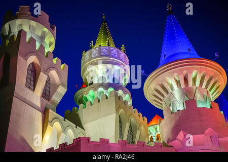 Una ben illuminata, notturna vista colorati delle torrette in cima all'Excalibur Hotel and Casino di Las Vegas, nanovolt Foto Stock