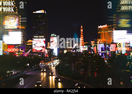 Il Las Vegas strip NV di notte, occupato con il traffico, visto da un ponte pedonale di luci al neon e tabelloni elettronici per casinò e hotel sullo Strip Foto Stock